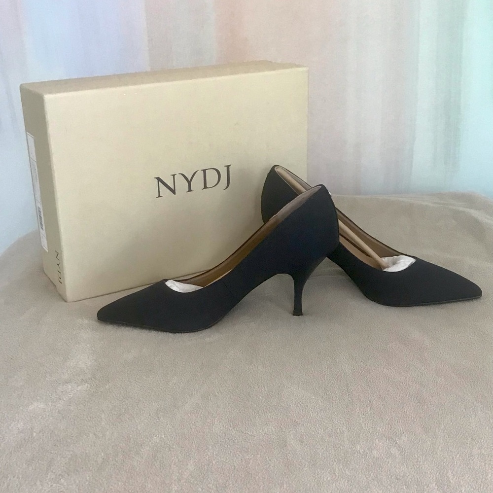 NWOT, NYDJ (“Evie”) size 8.5 M with a 3”H heel and  in a dark Indigo color.